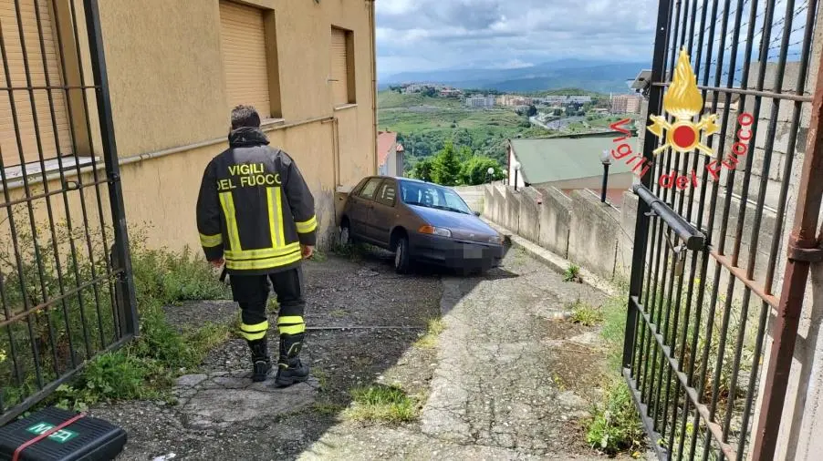 Tragedia nel centro di Catanzaro, anziano muore travolto dalla propria auto
