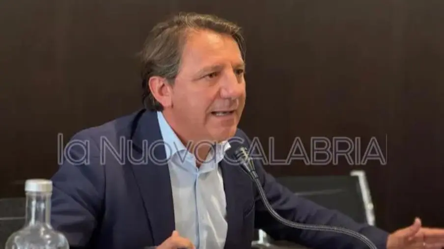 Calabria per Tridico: "Fiorita ostaggio della Lega, vada via"