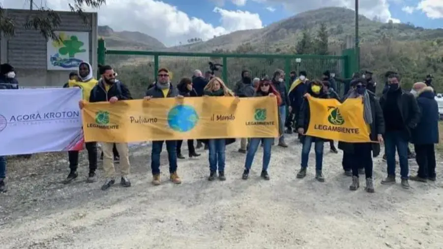 Sequestro discarica Scala Coeli, Legambiente: “Punto di svolta, ma resta il danno al territorio”