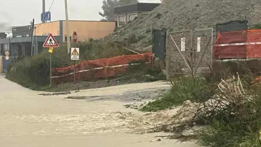 Maltempo a Catanzaro, esonda canale in Via dei Conti Falluc: criticità nella zona sud della città