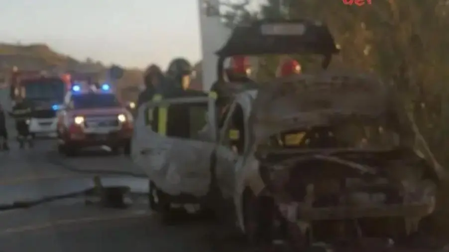 Catanzaro, in fiamme un'auto a gpl a Giovino: intervengono i vigili del fuoco 