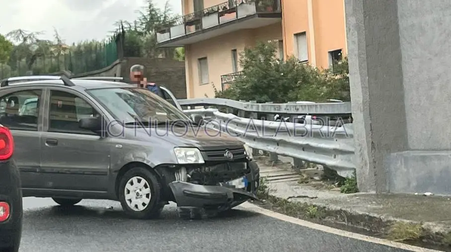 images Incidente nel centro di Catanzaro, traffico rallentato lungo rione De Filippis