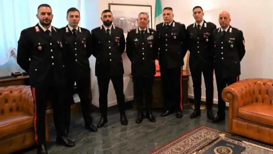 images Catanzaro, il generale Riccardo Sciuto incontra i carabinieri che hanno evitato 2 suicidi