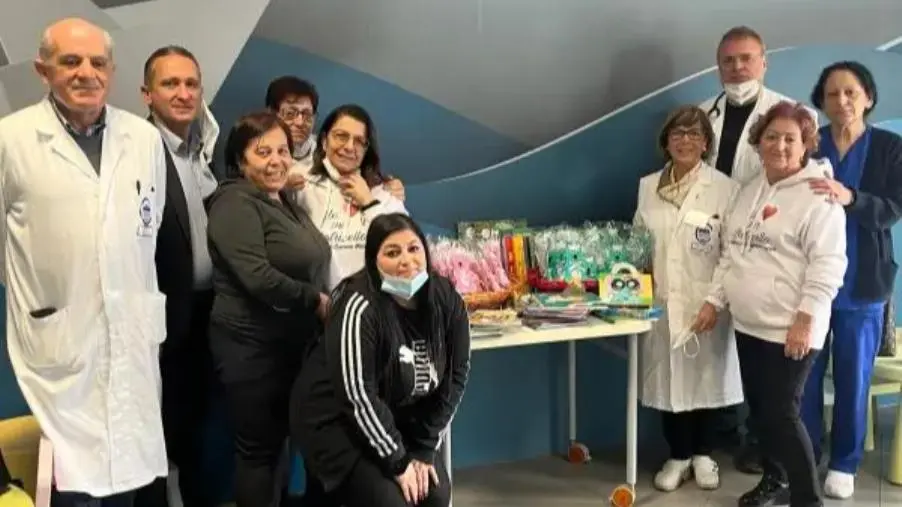 “Un Cuore per Botricello-In memoria di Giacomo Mascaro” dona libri e dolci ai bimbi di Oncologia della "Dulbecco"