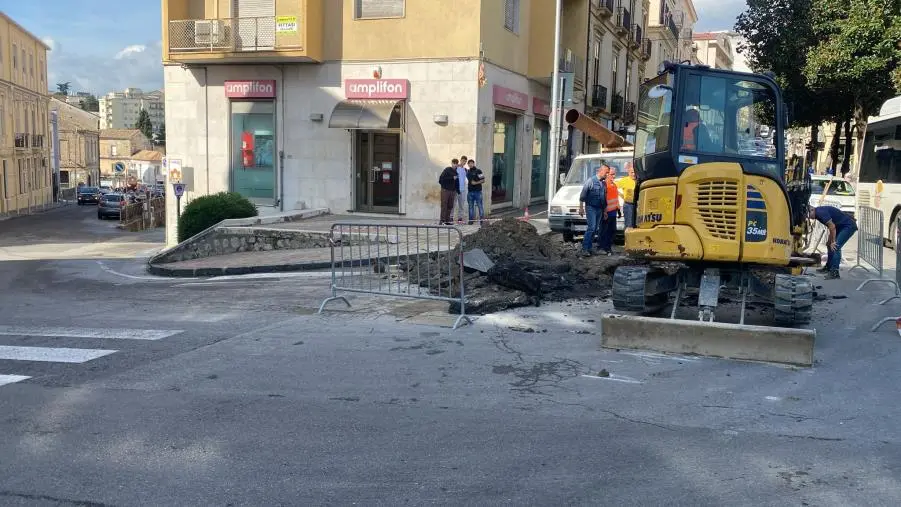 Acqua non potabile a Catanzaro, individuate le anomalie nella rete e avviati i lavori di ripristino