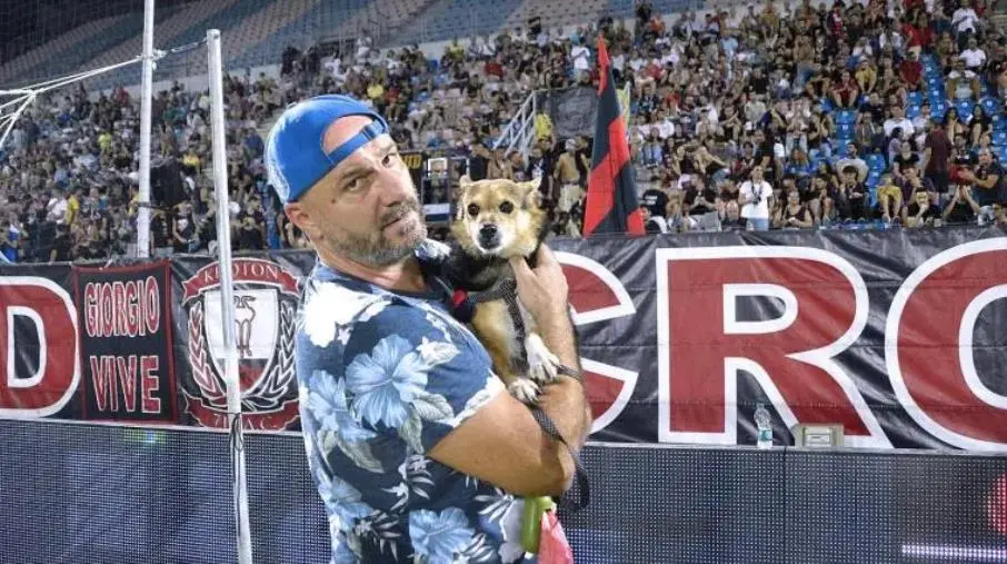 Un tour di sensibilizzazione contro il maltrattamento degli animali: l’attivista De Sanctis parte dallo Stadio di Crotone
