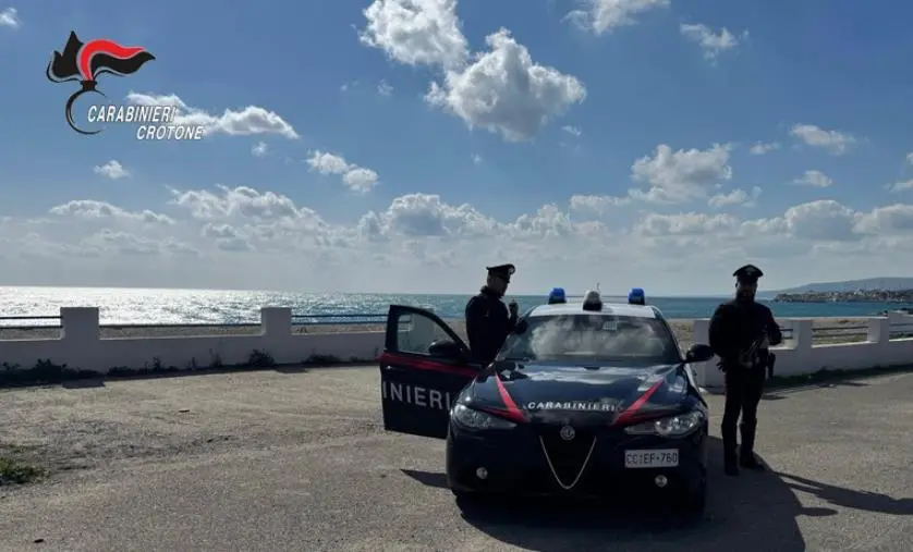 Cirò, minaccia di morte e aggredisce la vicina di casa da 10 anni: ora non potrà avvicinarsi a lei 