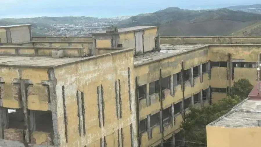 La scuola Mazzini di Catanzaro: da fiore all’occhiello a discarica a cielo aperto e simbolo di abbandono