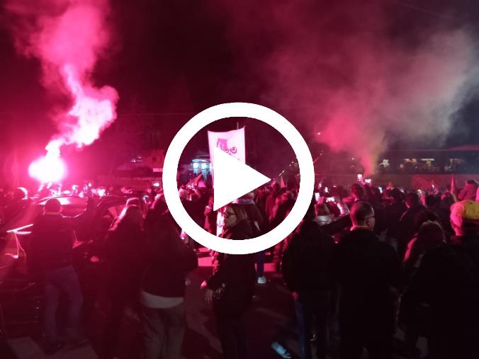 Post derby, i giallorossi arrivati al PoliGiovino: tifosi in festa 