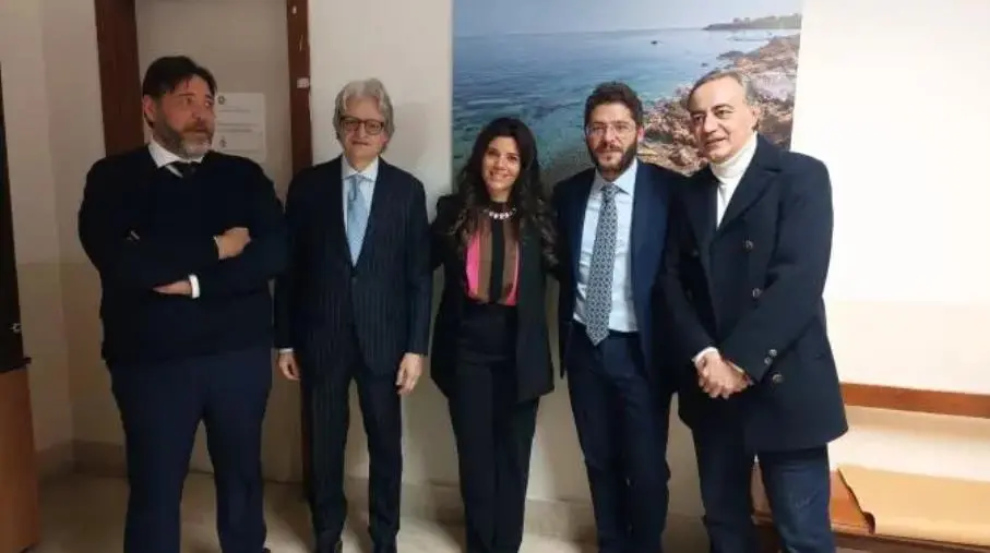 images Rocca (Avvocati Crotone) ringrazia le associazioni che hanno donato foto al Palazzo del Tribunale
