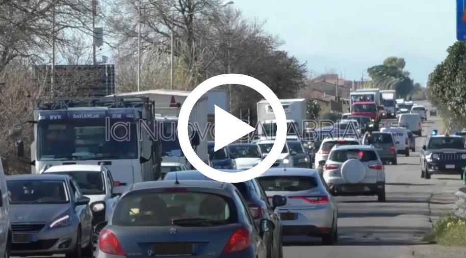 Aumenti, continua la protesta: corteo di mezzi e traffico rallentato a Botricello
