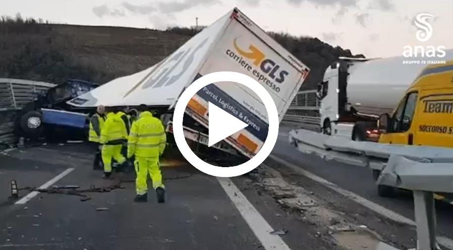 images Mezzo pesante impatta sull'autostrada A2 tra Scilla e Bagnara: traffico rallentato