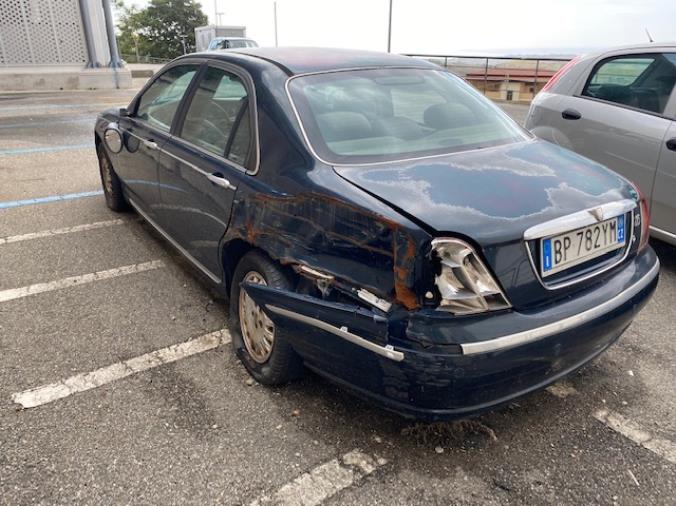 images Carcassa di auto abbandonata nell’area parcheggio Bellavista. La denuncia di Stefano Veraldi