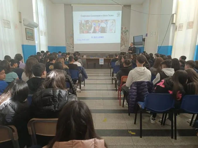 images Bullismo nelle scuole, i Carabinieri di Gioia Tauro incontrano 300 studenti delle medie