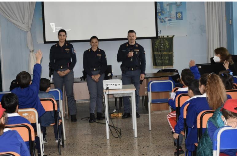 Educare alla legalità: la Polizia di Stato incontra i piccoli studenti della Scuola Primaria “Alfieri” di Crotone
