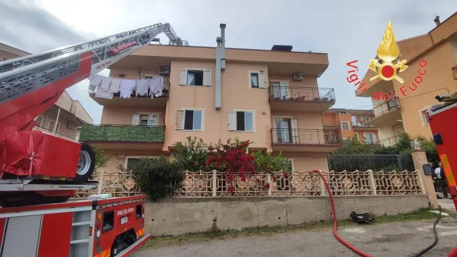In fiamme una mansarda a Cropani, i vigili del fuoco evitano il propagarsi delle fiamme 