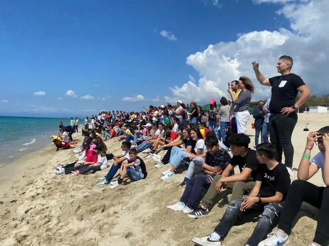 images Sicurezza e tutela ambientale, 300 studenti a lezione in spiaggia a Botricello