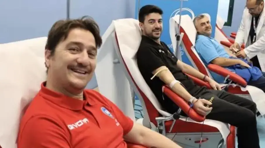 Catanzaro, sport e solidarietà: gli arbitri del Futsal Calabrese donano il sangue