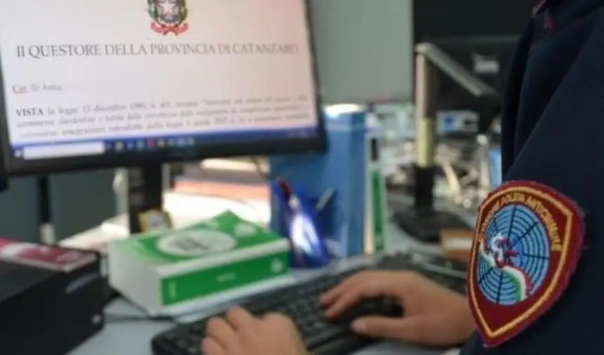 Giovane trovato con droga e 3 uomini coinvolti in una rissa a Lamezia: emessi 4 Daspo Willy
