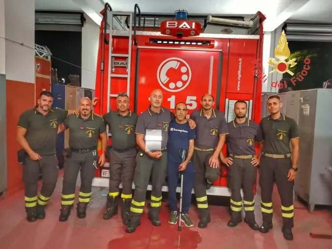 Lamezia, sopravvive a un incidente e si presenta in caserma con una targa: “Mi avete salvato la vita"
