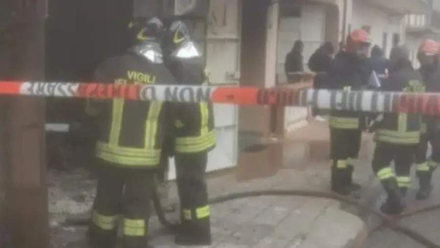 In fiamme un magazzino nel Cosentino, bloccati in casa salvati dai vigili del fuoco