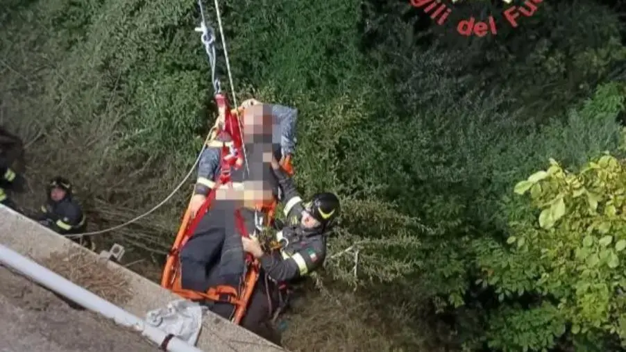 Cade da un muretto durante la 'Festa dell'uva' nel Cosentino, salvato dai vigili del fuoco