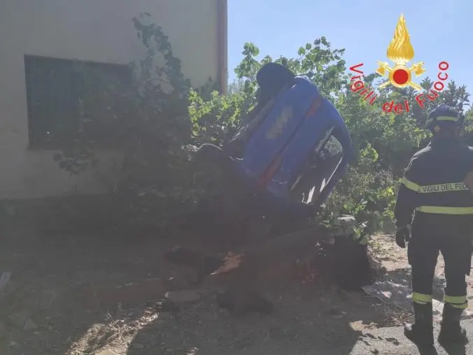 Tiriolo, perde il controllo dell'auto e si ribalta: salvi 2 anziani