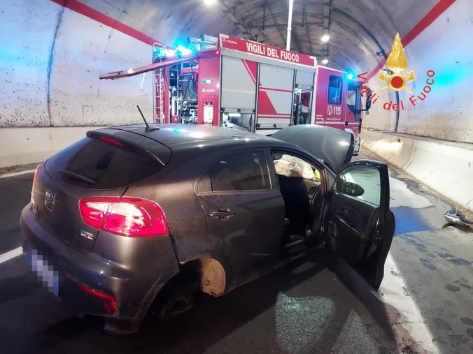 images Catanzaro, un’auto va a finire contro la delimitazione della carreggiata: ferito il conducente 