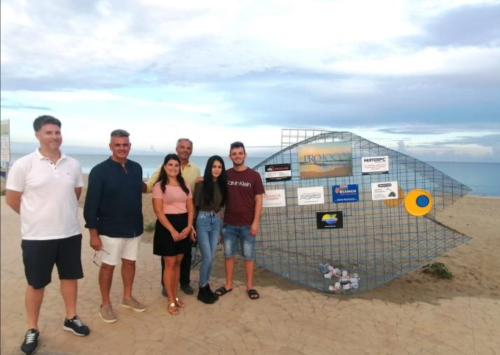 images “Pesce mangia plastica”: installata la seconda struttura sul lungomare di Cropani