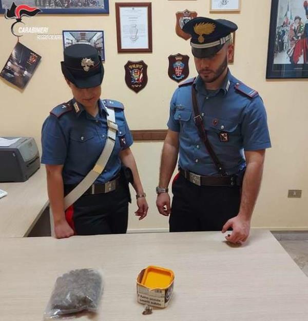 images Oltre 100 grammi di marijuana nascosti in cucina: arrestato un 46enne di Cinquefrondi