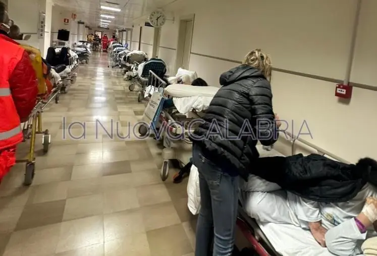 images Catanzaro, Pronto soccorso in tilt e senza barelle: pazienti bloccati nelle ambulanze