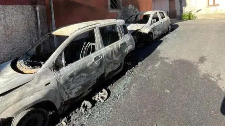 Villapiana, nella notte bruciate le auto del presidente del Consiglio comunale 