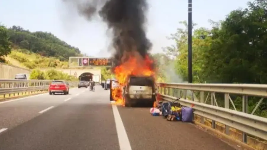 Veicolo in fiamme sull'A2 nel Cosentino, poliziotti mettono in salva una famiglia 