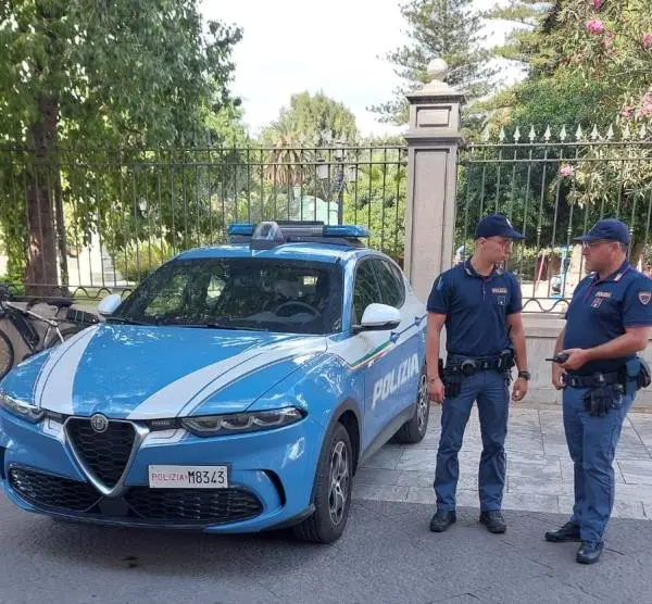 images Non si ferma all'alt della Polizia: arrestato un 48enne reggino che tentava la fuga con uno scooter rubato