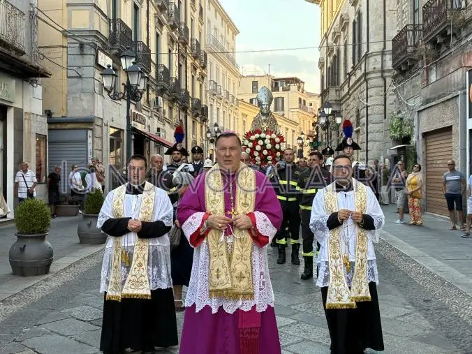 Catanzaro, la città si raccoglie attorno a San Vitaliano: grande partecipazione alla processione
