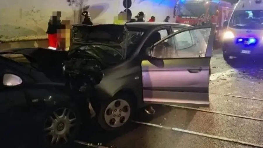 Catanzaro, scontro frontale nella Galleria del Sansinato: un ferito grave