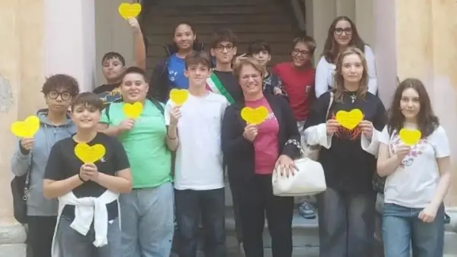 Catanzaro, gli alunni dell’I.C. Sala Milani-Preti regalano sorrisi con i versi di Vasco
