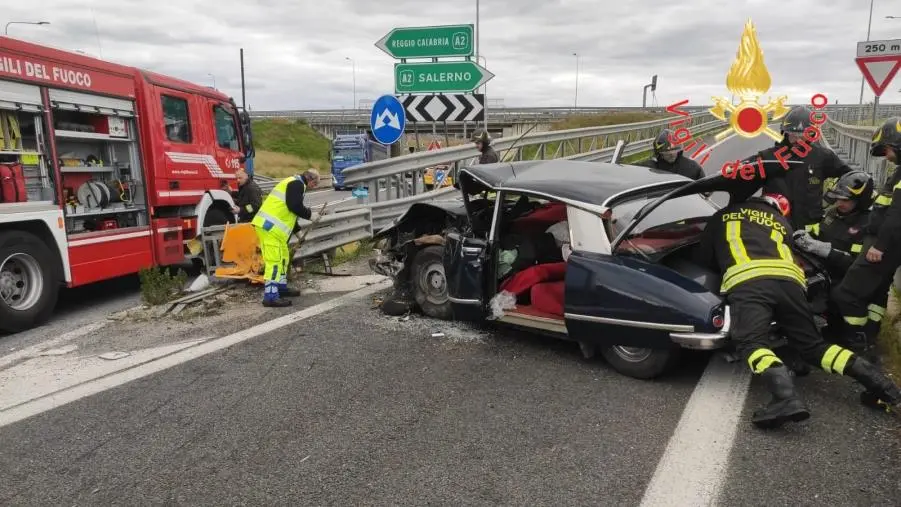 images Auto fuori strada sull'A2 allo svincolo per Lamezia: morto il conducente