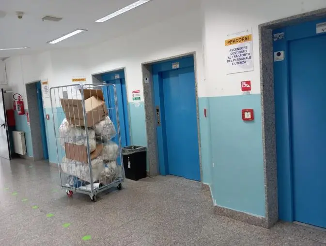 Ospedale di Lamezia, Gigliotti: "Pazienti, parenti, cibo e biancheria dallo stesso ascensore"