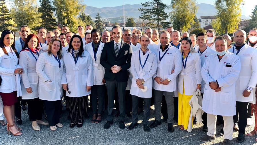 images Arrivati in Calabria i 50 medici cubani, Occhiuto: "Ce l’abbiamo fatta!"