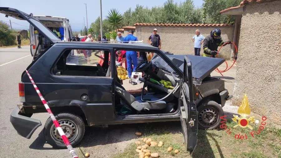 images Lamezia Terme, incidente fra un'auto e un furgone 