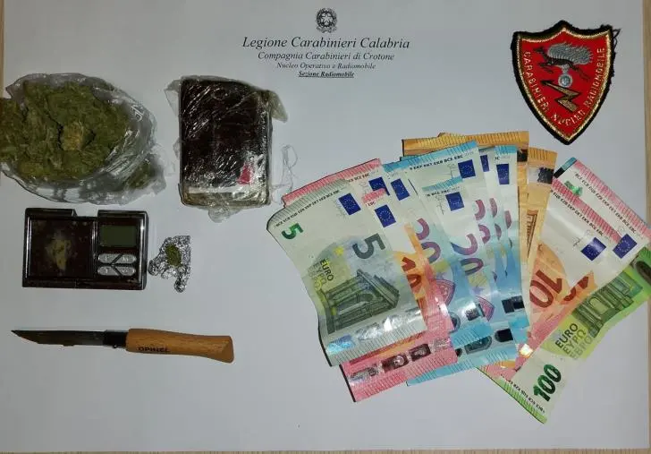 Via vai sospetto nei pressi dell’abitazione di un 20enne crotonese: arrestato per spaccio di droga