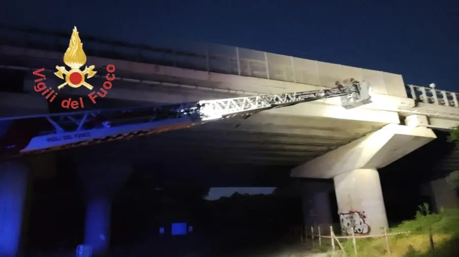 images Cadono calcinacci da un viadotto a Gizzeria sull'A2 del Mediterraneo: intervengono i vigili del fuoco 