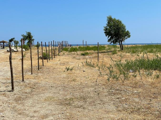 images Sellia marina. A Ruggero si va al mare con la bici in spalla, ma già domani il Comune "riqualificherà" l'accesso alla spiaggia