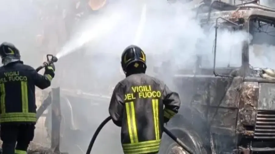 images Autocarro in fiamme nel catanzarese: illeso il conducente del mezzo 