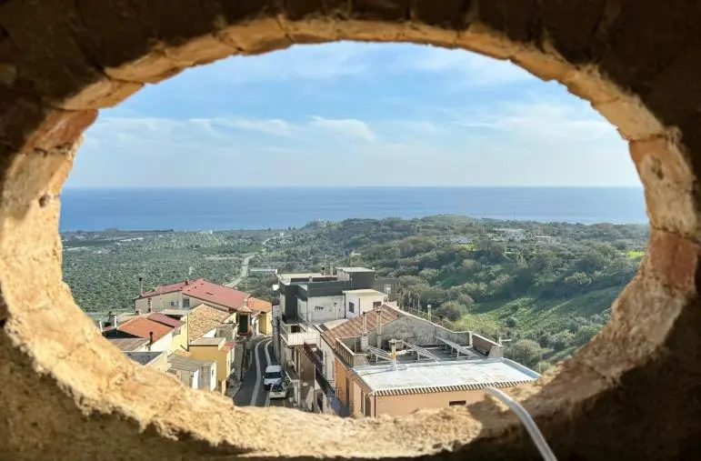 Arte, bellezza e sorrisi: l’Accademia di Catanzaro è pronta a “contaminare” Monasterace
