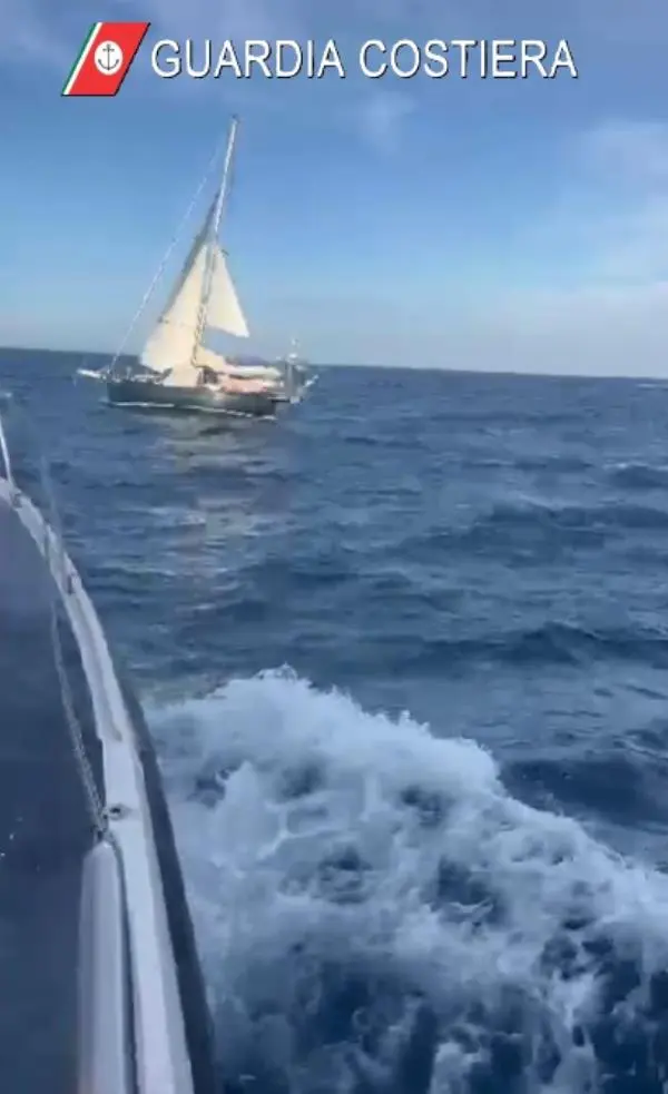Barca a vela in avaria, il soccorso della Guardia Costiera d Corigliano 