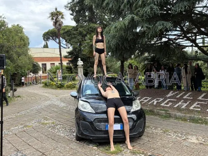 Catanzaro, rassegna "Performing": due performance tra corpi, oggetti e ombre