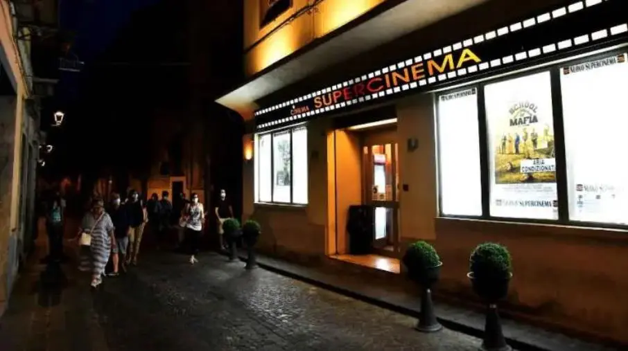 Catanzaro, un gruppo di giovani riporta la magia del cinema in sala: nasce “City of Stars”
