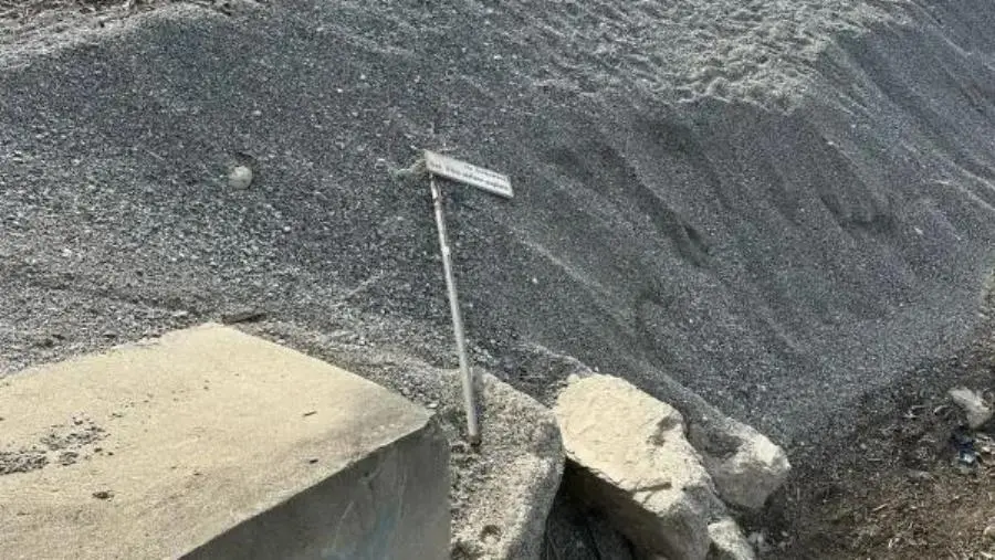 Catanzaro Lido, segnale stradale gettato in un canale di scolo: nuovo atto di inciviltà